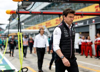voormalig red bull baas horner voedt aston martin