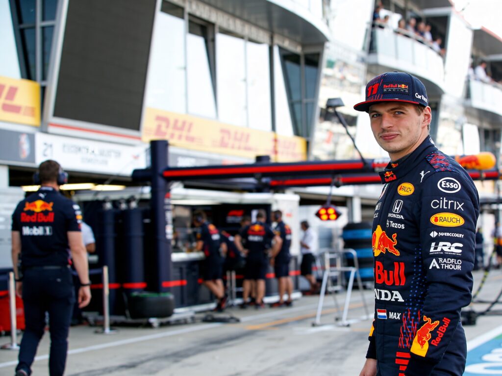 win een gesigneerd max verstappen racepak via red bull