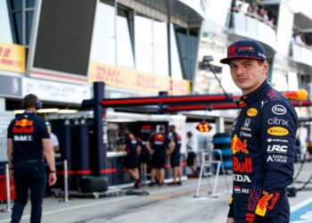 win een gesigneerd max verstappen racepak via red bull