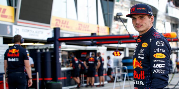 win een gesigneerd max verstappen racepak via red bull