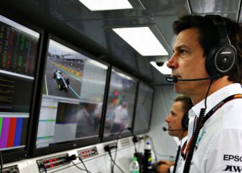 wolff waarschuwt mercedes duo team groter dan cour