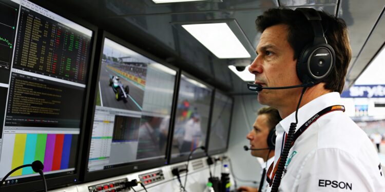 wolff waarschuwt mercedes duo team groter dan cour