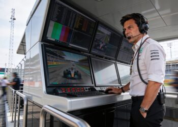 wolff waarschuwt russell en antonelli voor hamilto