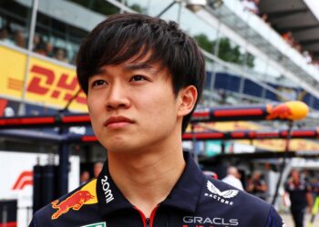 yuki tsunoda vecht voor f1 terugkeer na reserveplek