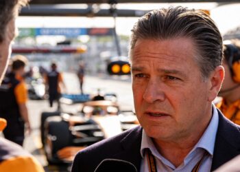 zak brown hekelt ongezonde red bull constructie