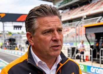 zak brown hekelt red bull sportieve integriteit f1