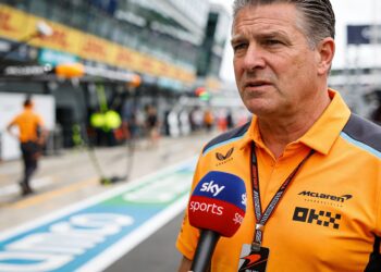 zak brown laakt ab teams na geruchten over mercede