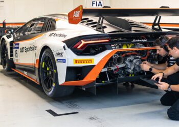 abt sportsline dreigt tweede plaats nurburgring 24