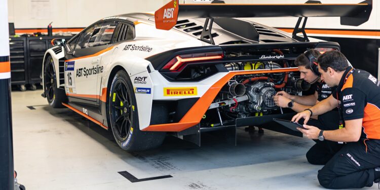 Abt Sportsline dreigt tweede plaats Nürburgring 24 Uur te verliezen 1 abt sportsline dreigt tweede plaats nurburgring 24