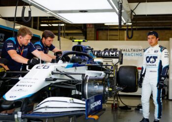 albon geprezen door peta na zware crash door dier