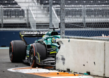 alonso crasht na zeldzame fout in sprint kwalifica