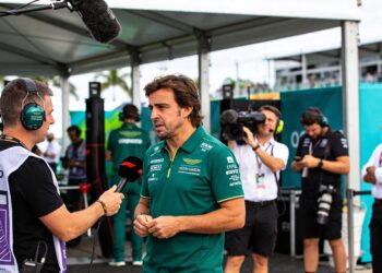 alonso ferrari heeft luxe positie voor natte race