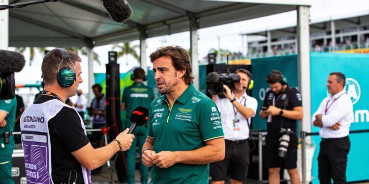 alonso ferrari heeft luxe positie voor natte race