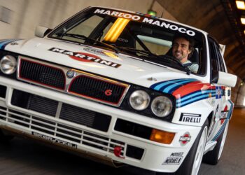 alonso geniet in monaco met legendarische lancia r