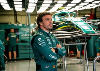 alonso houdt aston martin bijeen tijdens desastreu