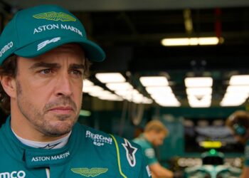 alonso luidt noodklok aston martin problemen zwaar
