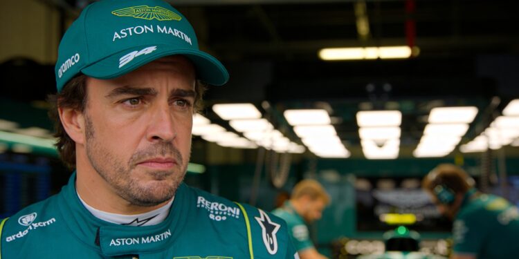 alonso luidt noodklok aston martin problemen zwaar