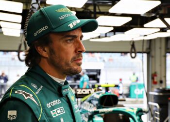 alonso stelt besluit over f1 toekomst uit tot de z