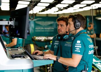 alonso verdedigt upgrade strategie aston martin in