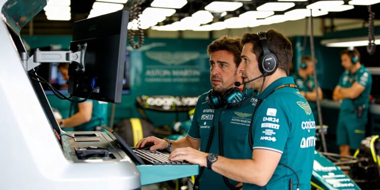 alonso verdedigt upgrade strategie aston martin in