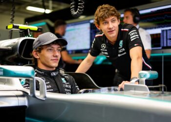 antonelli leidt mercedes 1 2 in verstoorde canades