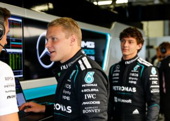 antonelli leidt wk en zet russells 1 status zwaar