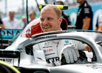 antonelli pakt derde pole op rij verstappen start