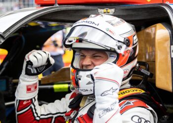 antonelli schrijft f1 historie en grijpt leiding i