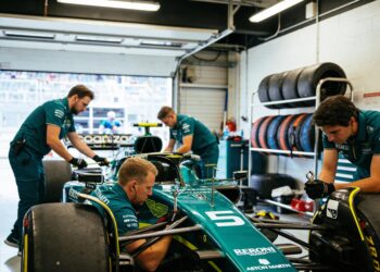 aston martin beboet voor dubbele pitstraatfout in