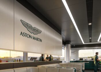 aston martin f1 sluit pact met brits luxemerk smyt