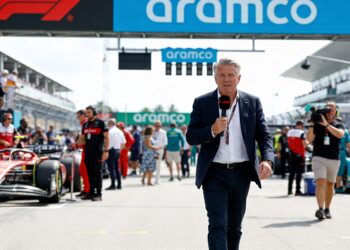 brundle reageert op bizar microfoon incident met j