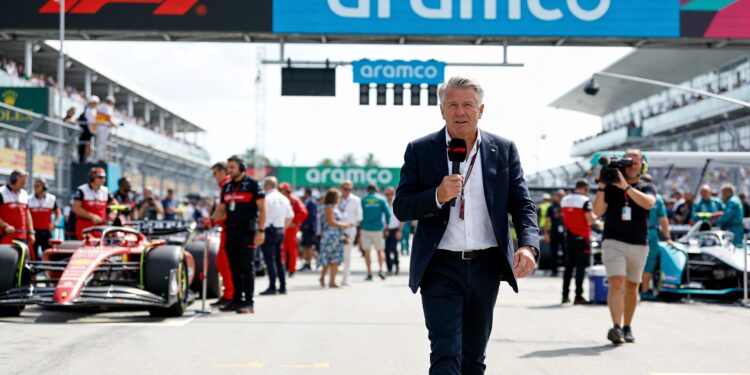 brundle reageert op bizar microfoon incident met j