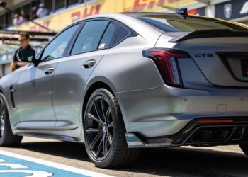cadillac viert f1 debuut met exclusieve ct5 v blac