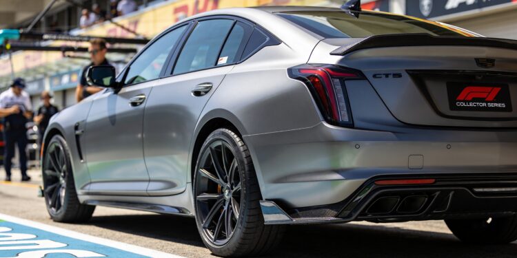 cadillac viert f1 debuut met exclusieve ct5 v blac