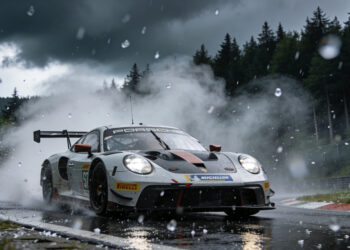 chaos op nurburgring crashes brand en noodweer in