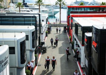 chinese autogigant byd plant f1 gesprek in monaco
