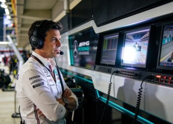 clash russell antonelli legt nieuwe spanning bij m