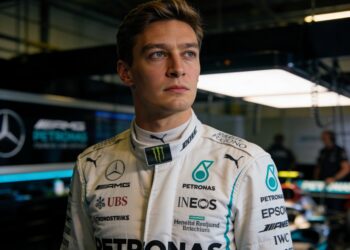 croft alarmbellen voor russell als antonelli hem v