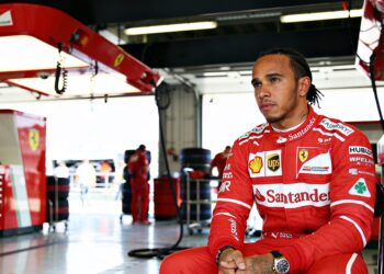 debat laait op is hamiltons jacht op de achtste ti