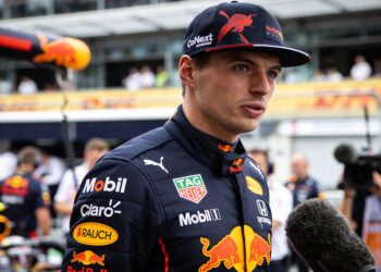 debat over kunstmatige f1 verstappen en domenicali