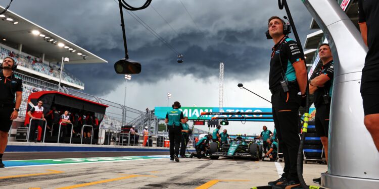 dreigend noodweer en team malaise tekenen gp van m