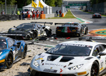 enorme crash op monza schakelt kopgroep gt world c