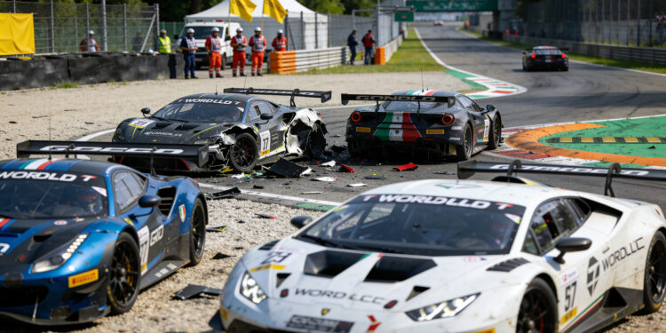 Enorme crash op Monza schakelt kopgroep GT World Challenge uit 1 enorme crash op monza schakelt kopgroep gt world c