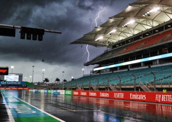 evacuatie in miami noodweer bedreigt start f1 race