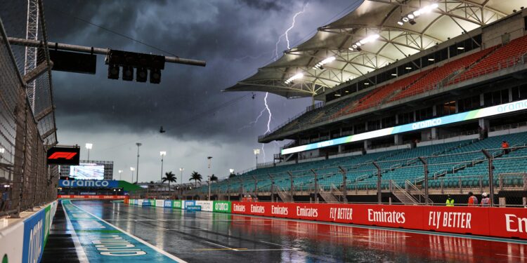 evacuatie in miami noodweer bedreigt start f1 race