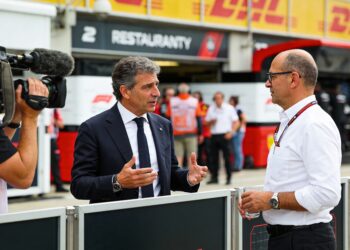 f1 en sky bevestigen nieuwe tv deal van 1 miljard