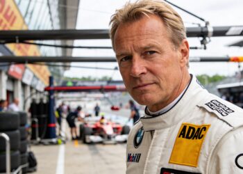 f1 legende frentzen ondergaat succesvolle rugopera