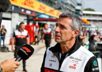 f1 topman domenicali steunt plan voor terugkeer v8