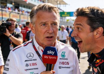 fallon bijt in microfoon brundle tijdens grid walk