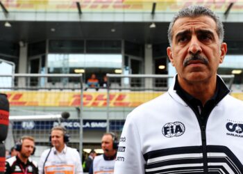 fia bevestigt formule 1 keert terug naar v8 motore